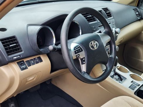 Used 2012 Toyota Highlander FWD image 2