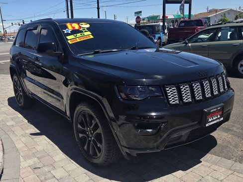 Used 2019 Jeep Grand Cherokee Altitude AWD/4WD image 3