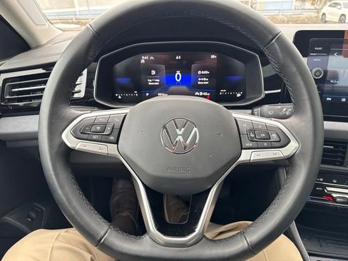 Certified 2025 Volkswagen Jetta SE w/ Sunroof Package image 18