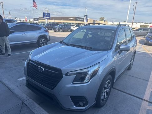Used 2023 Subaru Forester Premium image 2