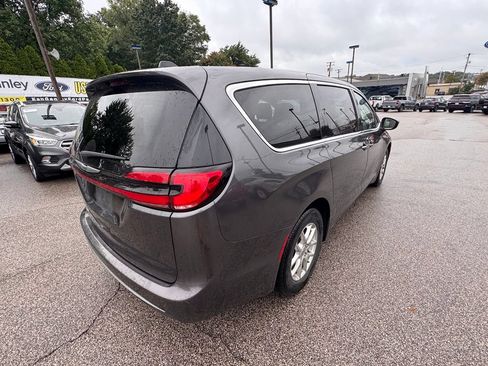 Used 2023 Chrysler Pacifica Touring-L FWD image 5