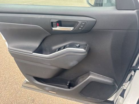 Used 2023 Toyota Highlander Bronze Edition image 19