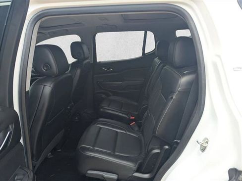 Used 2023 GMC Acadia SLT w/ Technology Package FWD image 16