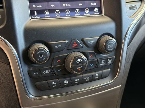 Used 2018 Jeep Grand Cherokee Laredo AWD/4WD image 18