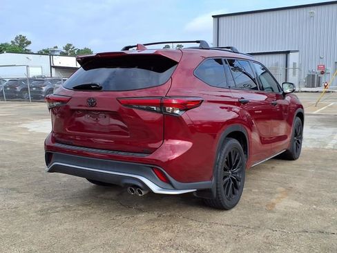 Used 2023 Toyota Highlander XSE image 2