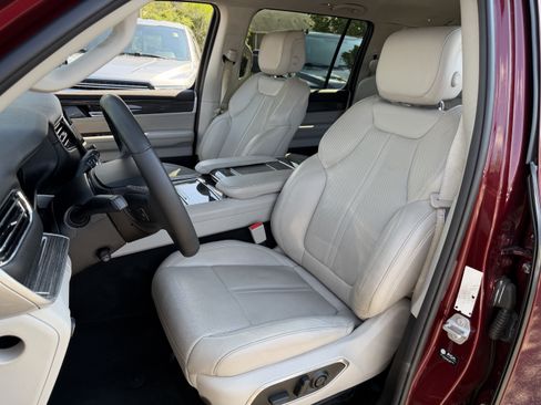 Used 2022 Jeep Wagoneer Series II AWD/4WD image 16