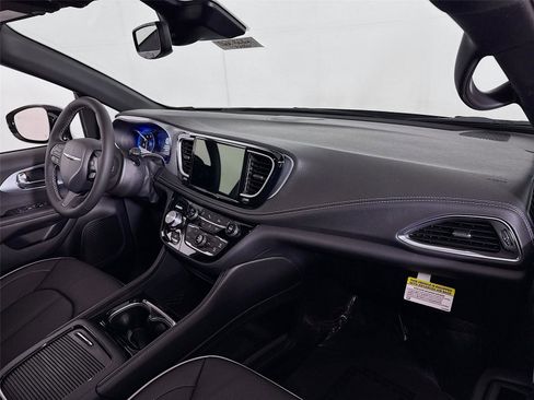 New 2026 Chrysler Pacifica Limited image 25