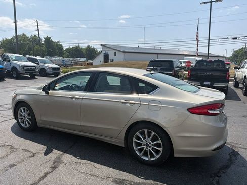 Used 2017 Ford Fusion SE FWD image 6