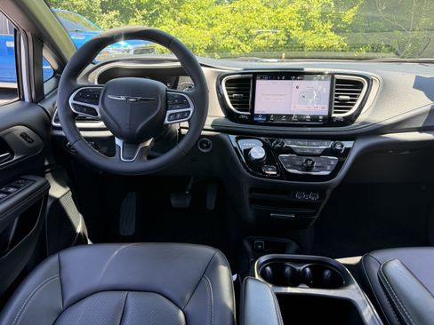 Used 2025 Chrysler Pacifica Select FWD image 11