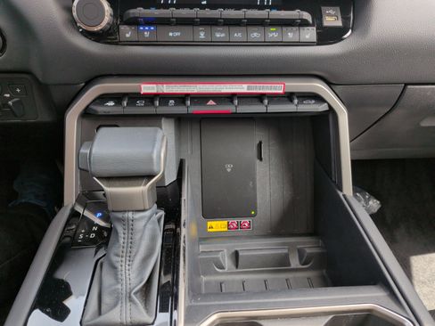 Used 2025 Toyota Tundra Limited AWD/4WD image 27