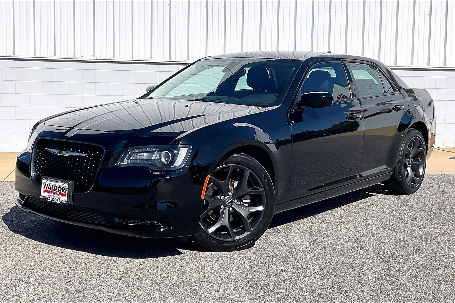 Used 2023 Chrysler 300 Touring w/ Sport Appearance Package RWD image 2