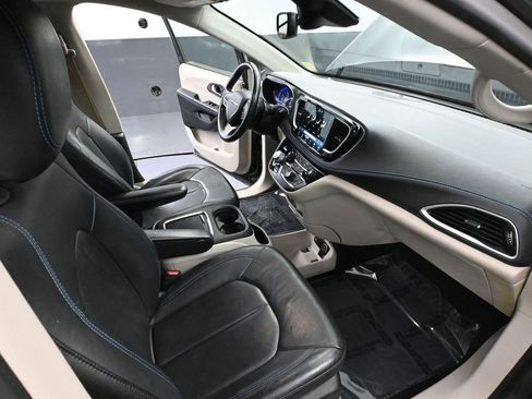 Used 2021 Chrysler Pacifica Touring-L image 49