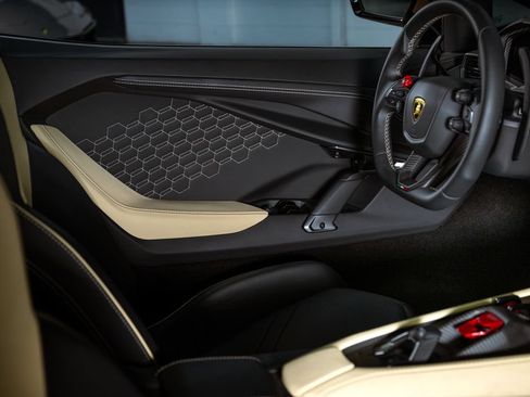 Used 2024 Lamborghini Revuelto AWD/4WD image 27