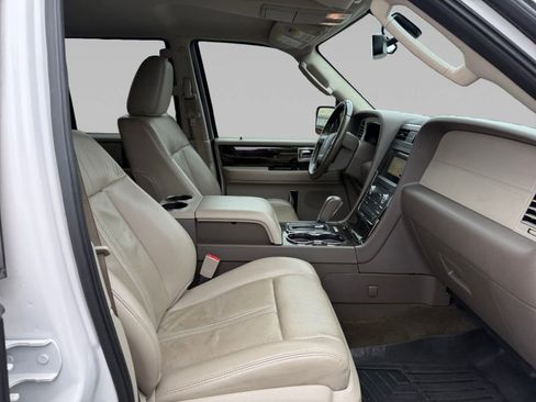 Used 2017 Lincoln Navigator Select image 15