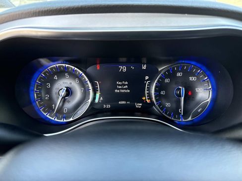 Used 2025 Chrysler Pacifica Limited FWD image 36