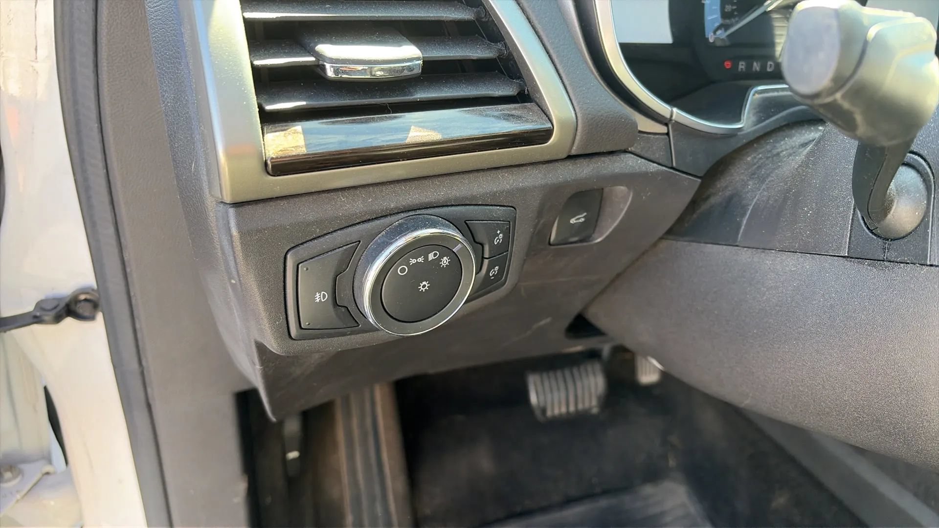 Used 2015 Ford Fusion SE w/ Equipment Group 202A FWD image 12