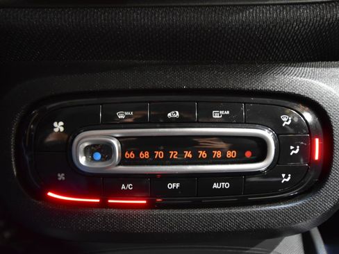 Used 2016 smart fortwo pure RWD image 18