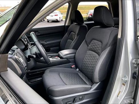 Certified 2025 Nissan Pathfinder SV image 7