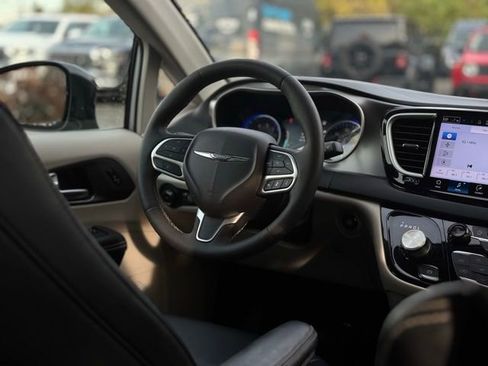 Certified 2024 Chrysler Pacifica Touring-L image 27