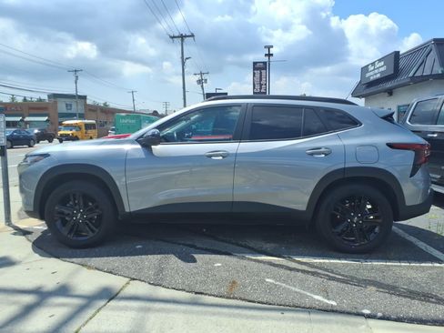 Used 2025 Chevrolet Trax ACTIV w/ Sunroof Package FWD image 7