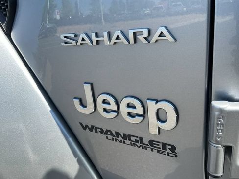 Used 2018 Jeep Wrangler Unlimited Sahara AWD/4WD image 16