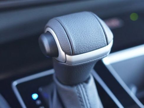 Used 2025 Toyota Sienna Platinum image 34