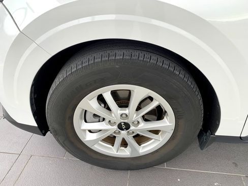 Used 2024 Kia Carnival LX image 9