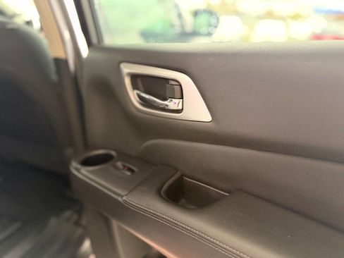 Used 2020 Nissan Pathfinder SV image 35