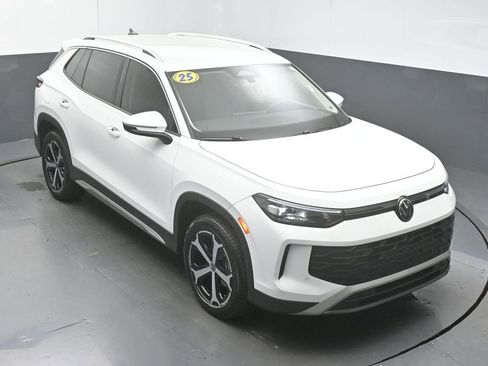 Certified 2025 Volkswagen Tiguan SE image 42