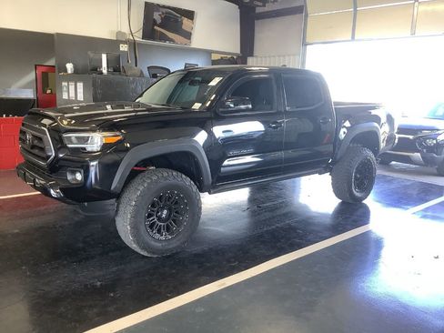 Used 2021 Toyota Tacoma TRD Off-Road image 2