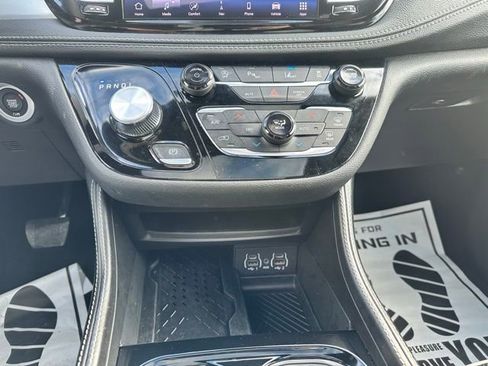 Used 2025 Chrysler Pacifica Limited FWD image 29