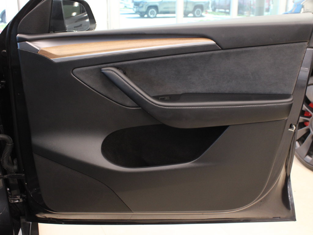 Used 2025 Tesla Model Y Long Range RWD image 12