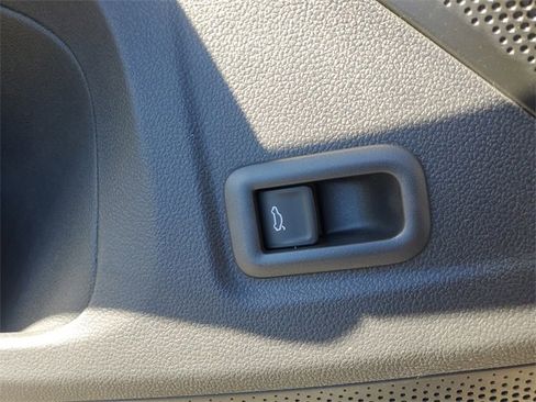 New 2025 Volkswagen Tiguan SE image 31