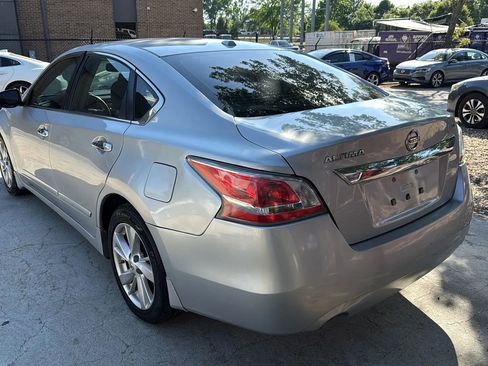 Used 2015 Nissan Altima 2.5 SV w/ Convenience Package FWD image 3