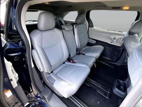 Used 2021 Toyota Sienna XLE FWD image 20
