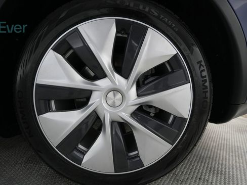 Used 2022 Tesla Model Y Long Range image 9