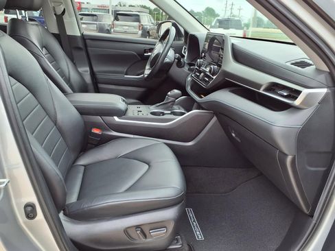 Certified 2025 Toyota Sienna XLE Woodland Edition image 18