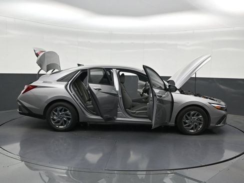 Used 2024 Hyundai Elantra SEL FWD image 32