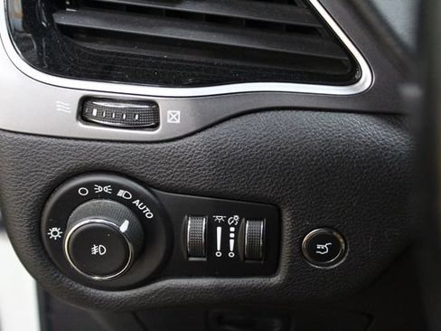 Used 2019 Jeep Cherokee Overland w/ Technology Group AWD/4WD image 13