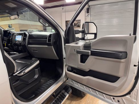 Used 2017 Ford F250 XLT w/ XLT Premium Package image 18