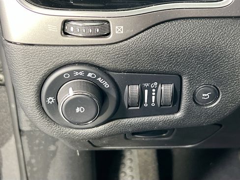 Used 2022 Jeep Cherokee Limited image 10