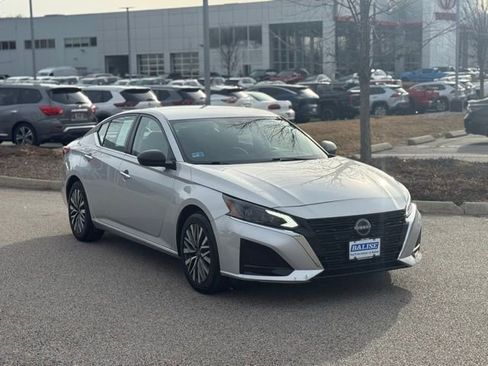 Used 2024 Nissan Altima 2.5 SV image 3