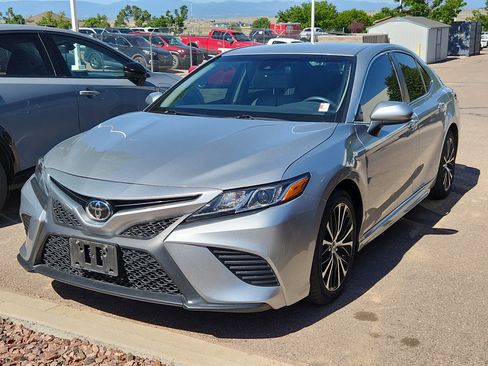 Used 2018 Toyota Camry SE FWD image 3
