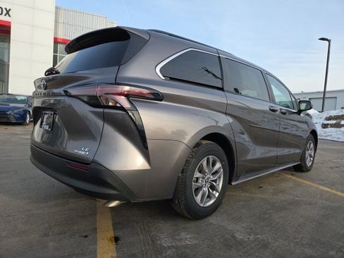 Used 2023 Toyota Sienna LE image 8