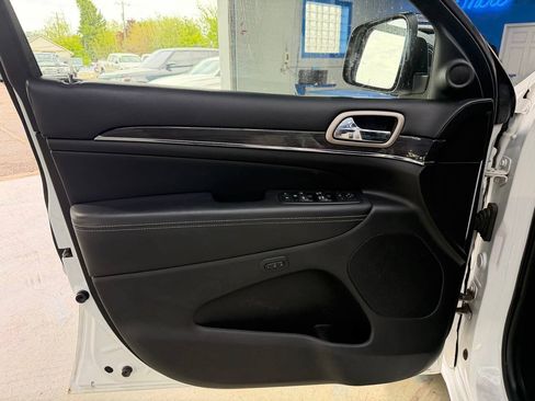 Used 2017 Jeep Grand Cherokee Overland AWD/4WD image 20