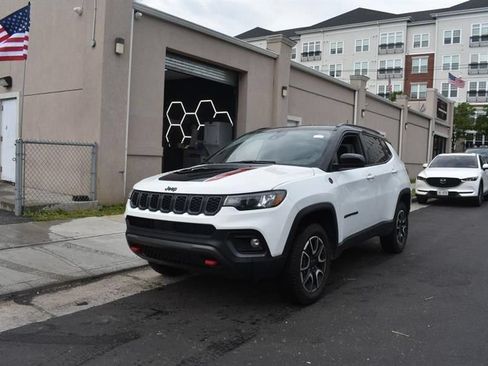 Used 2025 Jeep Compass Trailhawk AWD/4WD image 2