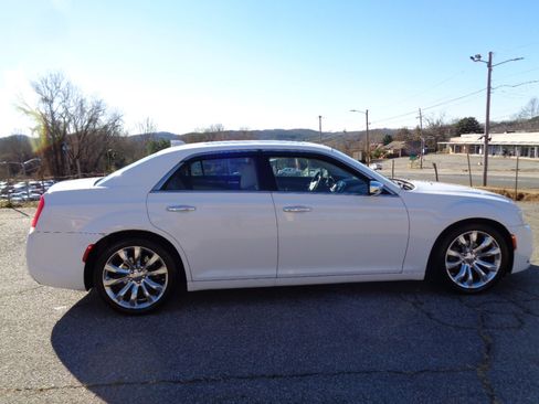 Used 2017 Chrysler 300 C image 4