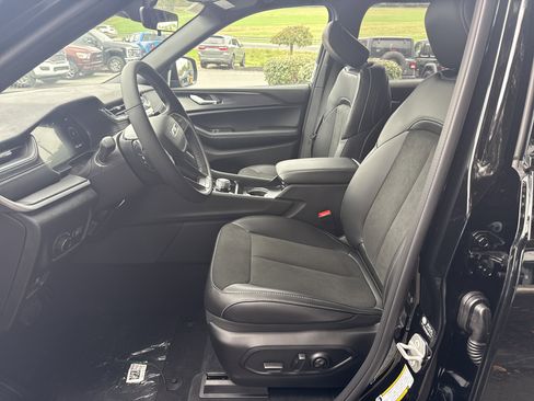 New 2025 Jeep Grand Cherokee Altitude image 12