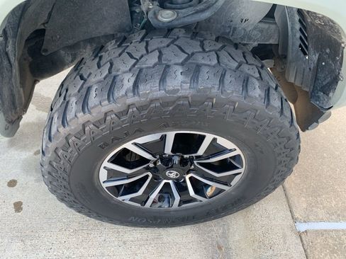 Used 2023 Toyota Tacoma TRD Sport w/ Technology Package image 2