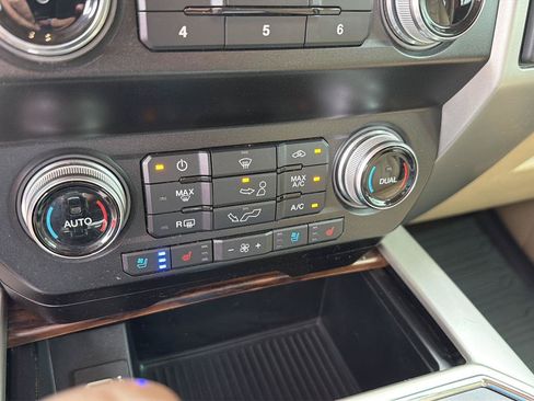 Used 2020 Ford F150 Lariat w/ Equipment Group 502A Luxury AWD/4WD image 27